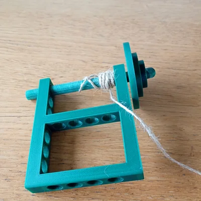 Con quay đồ chơi chạy bằng dây