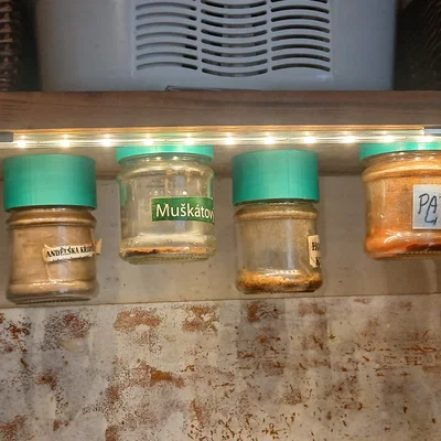 Giá treo hũ gia vị 3D dưới kệ bếp tiết kiệm không gian