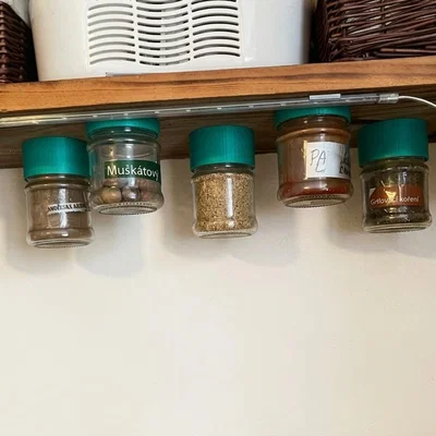 Giá treo hũ gia vị 3D dưới kệ bếp tiết kiệm không gian