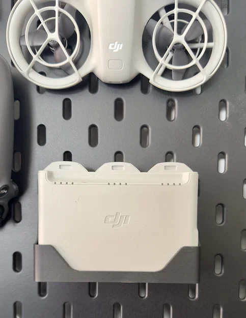Giá treo hộp pin DJI Neo trên bảng SKADIS - Giải pháp lưu trữ gọn gàng - Image 1