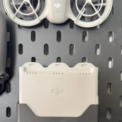 Giá treo hộp pin DJI Neo trên bảng SKADIS - Giải pháp lưu trữ gọn gàng