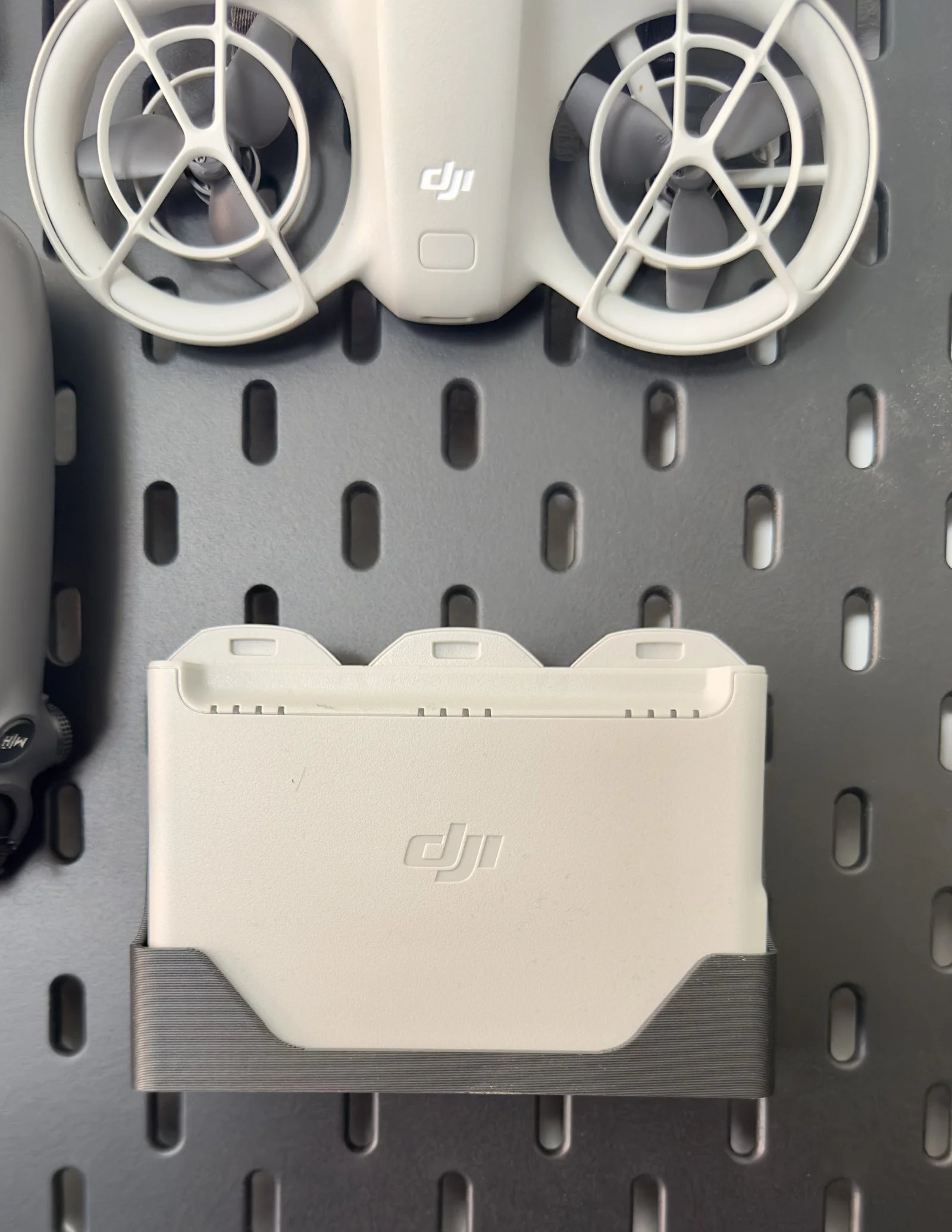 Giá treo hộp pin DJI Neo trên bảng SKADIS - Giải pháp lưu t… 1