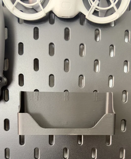 Giá treo hộp pin DJI Neo trên bảng SKADIS - Giải pháp lưu trữ gọn gàng - Image 2