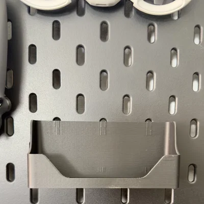 Giá treo hộp pin DJI Neo trên bảng SKADIS - Giải pháp lưu trữ gọn gàng