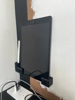 Giá treo tường cho iPad Gen 7 kèm khe cắm bút tiện lợi - Image 1