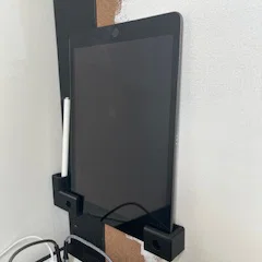 Giá treo tường cho iPad Gen 7 kèm khe cắm bút tiện lợi