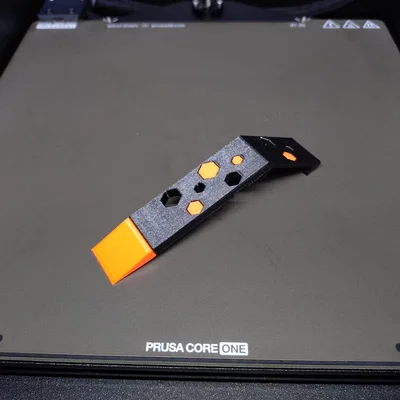 Just Hanging There – Dụng cụ cạo bàn in cho Prusa Core One/+