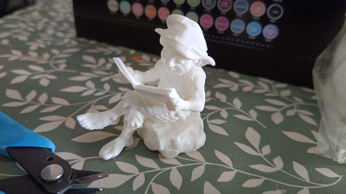 Mô hình Yêu tinh đang đọc báo - Image 2