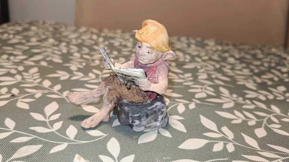 Mô hình Yêu tinh đang đọc báo - Image 3