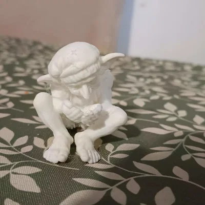 Mô hình chú Goblin đang giấu bí mật trong tay