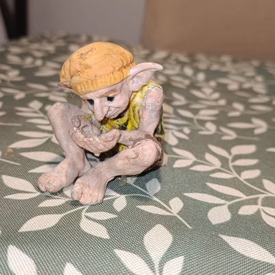 Mô hình chú Goblin đang giấu bí mật trong tay