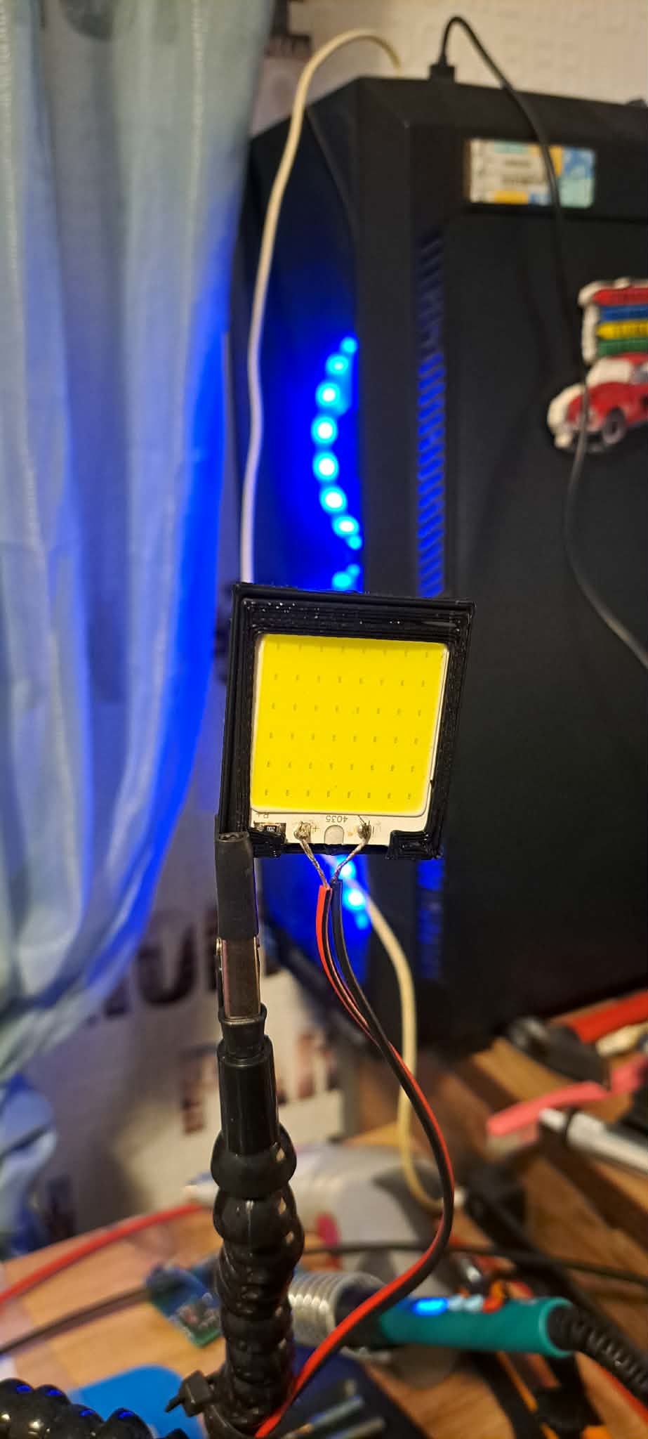 Khung bảo vệ đèn LED 12V nhỏ gọn DIY cho bàn làm việc