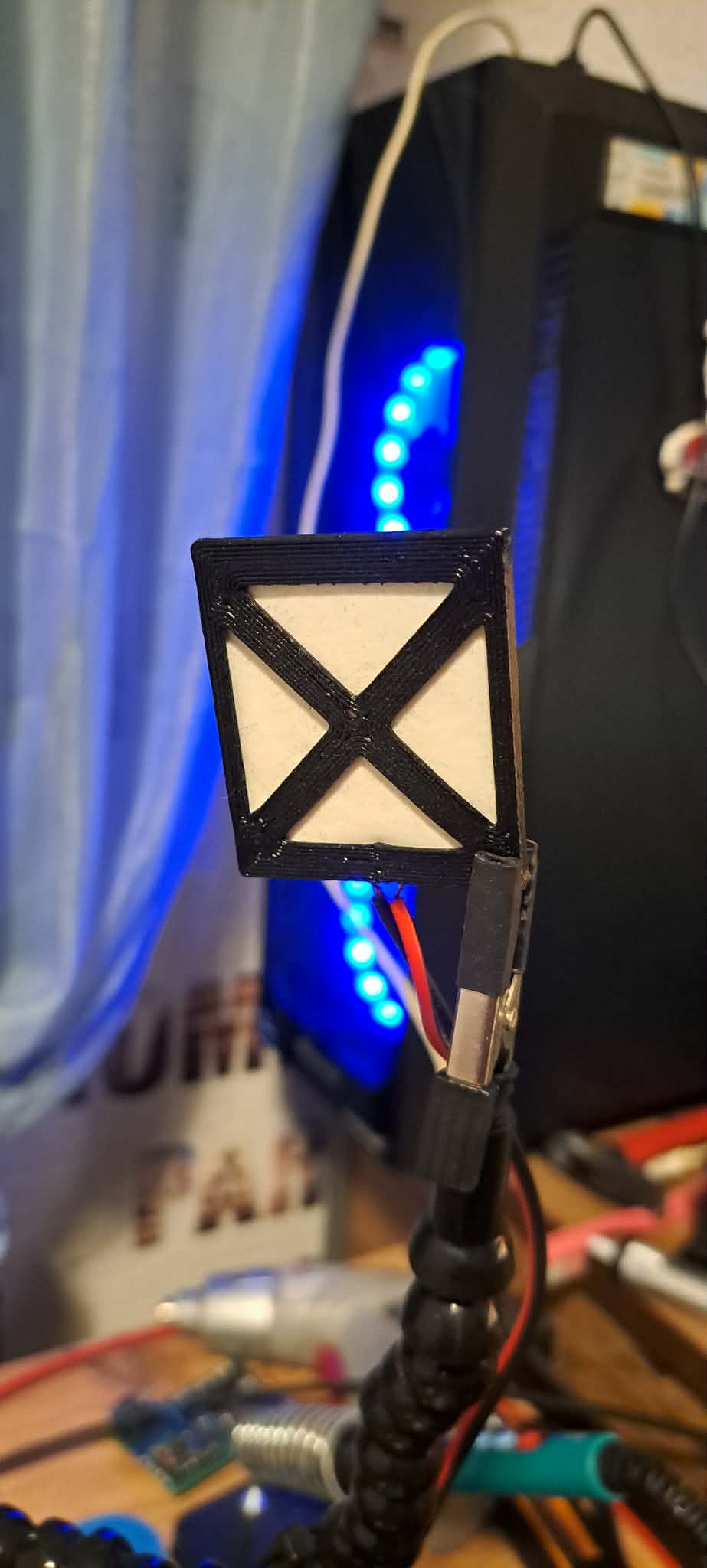 Khung bảo vệ đèn LED 12V nhỏ gọn DIY cho bàn làm việc - Image 2