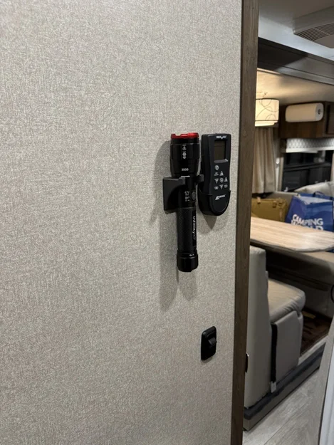 Giá treo đèn pin Costco Infinity X1 - Image 4