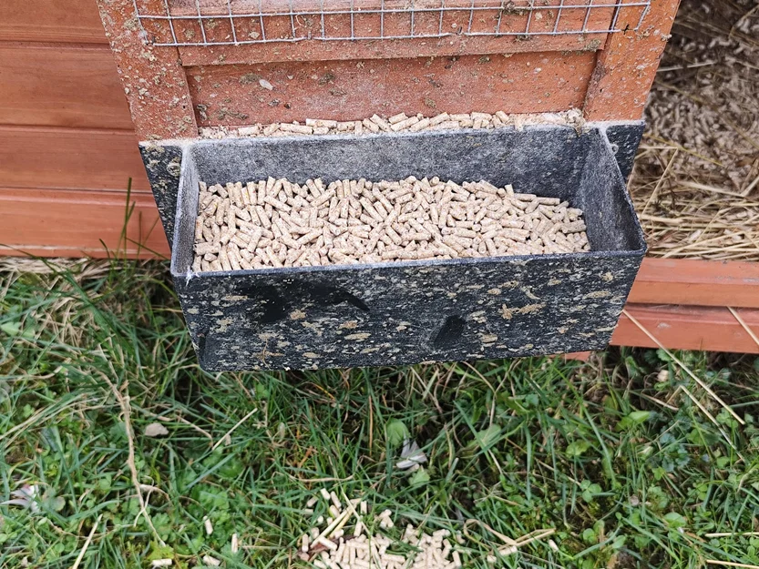 Giá đỡ khay thức ăn cho vịt dùng trong chuồng gà - Image 1