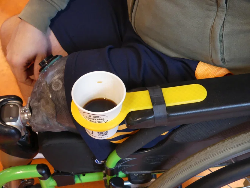 Giá đỡ cốc nước in 3D tiện dụng gắn tay vịn xe lăn - Image 2