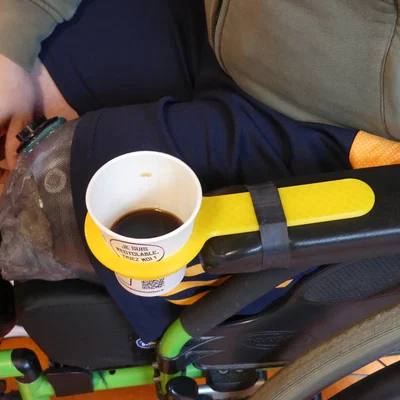 Giá đỡ cốc nước in 3D tiện dụng gắn tay vịn xe lăn