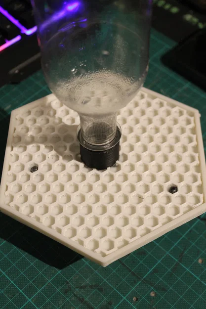 Máng nước cho ong loại gắn chân cắm - Image 1