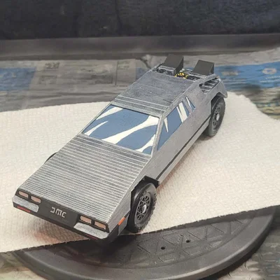Thân xe DeLorean cho giải đua Pinewood Derby