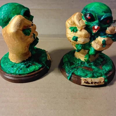 Mô hình 3D Squeeze an Alien cực chất trang trí bàn làm việc