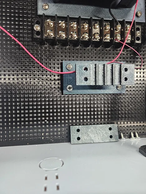 Ngàm cố định/giảm áp lực cho cáp năng lượng mặt trời 10 AWG MC4 - Image 2