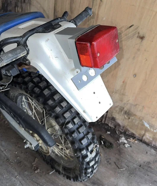 Pat giữ đèn hậu và bảng số Suzuki DR125SE/DR200SE in 3D - Image 1