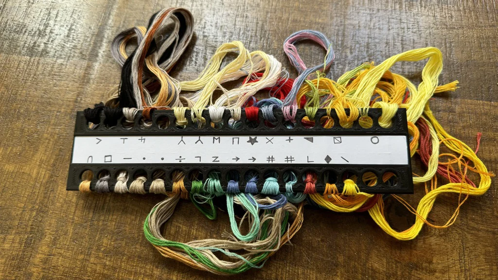 Dụng cụ sắp xếp chỉ thêu (có khe gắn bảng màu/ghi chú) - Image 1