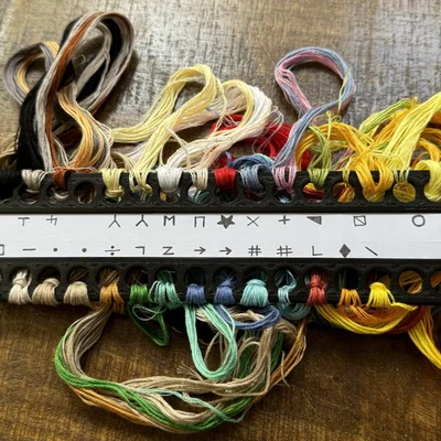 Dụng cụ sắp xếp chỉ thêu (có khe gắn bảng màu/ghi chú)