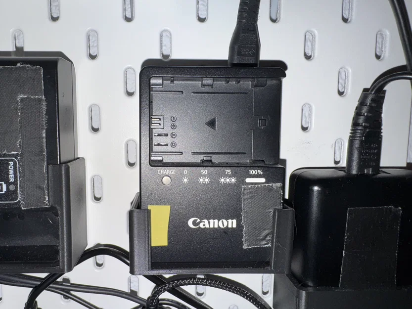 Giá treo bộ sạc Canon LP-E6 cho bảng IKEA SKÅDIS - Image 1