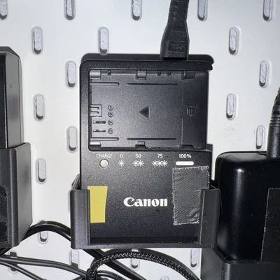 Giá treo bộ sạc Canon LP-E6 cho bảng IKEA SKÅDIS