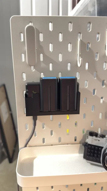 Giá treo sạc pin NEEWER NP-F cho bảng IKEA SKADIS gọn gàng - Image 1