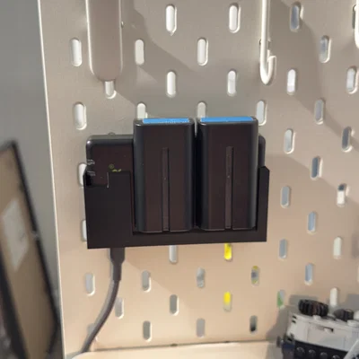 Giá treo sạc pin NEEWER NP-F cho bảng IKEA SKADIS gọn gàng