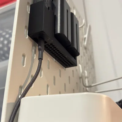 Giá treo sạc pin NEEWER NP-F cho bảng IKEA SKADIS gọn gàng