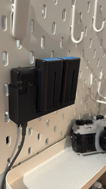 Giá treo sạc pin NEEWER NP-F cho bảng IKEA SKADIS gọn gàng - Image 3