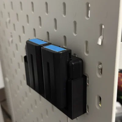 Giá treo sạc pin NEEWER NP-F cho bảng IKEA SKADIS gọn gàng