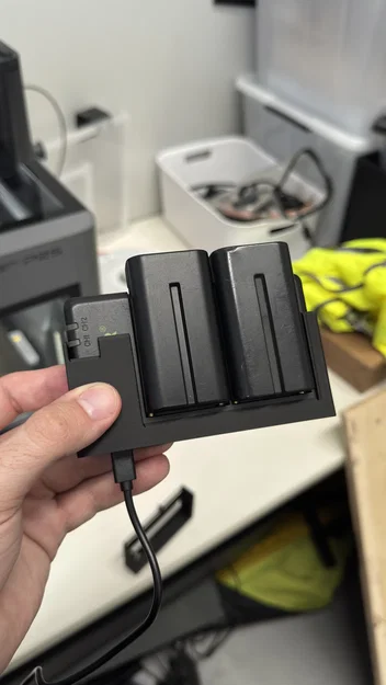 Giá treo sạc pin NEEWER NP-F cho bảng IKEA SKADIS gọn gàng - Image 7