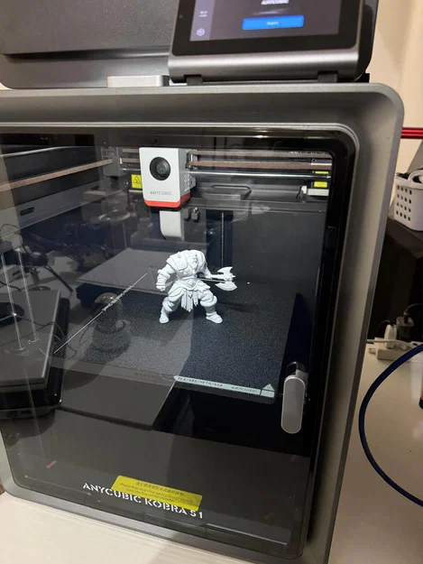 Chiến binh Viking Berserker với cây rìu - Image 2