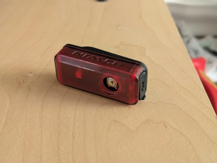 Nút bấm thay thế cho đèn hậu DECATHLON CL 100 – File in 3D - Image 3