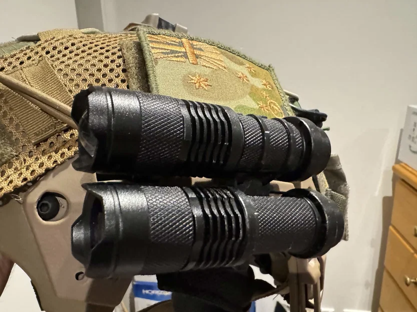 Giá đỡ đèn pin kép cho mũ bảo hiểm Team Wendy - Image 2