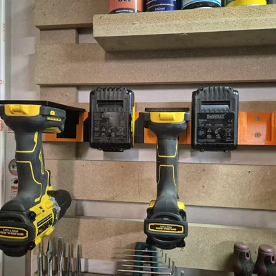 Giá đỡ pin Dewalt đa năng (có tích hợp giá treo máy khoan)