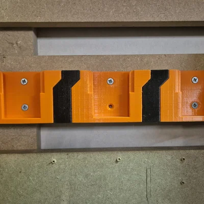 Giá đỡ pin Dewalt đa năng (có tích hợp giá treo máy khoan)