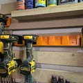 Giá đỡ pin Dewalt đa năng (có tích hợp giá treo máy khoan) - Thumbnail 9