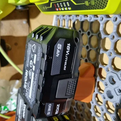 Giá treo pin Ryobi 18V - Hệ thống Multiboard / Multiconnect