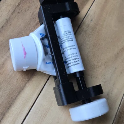 Dụng cụ nặn kem đánh răng