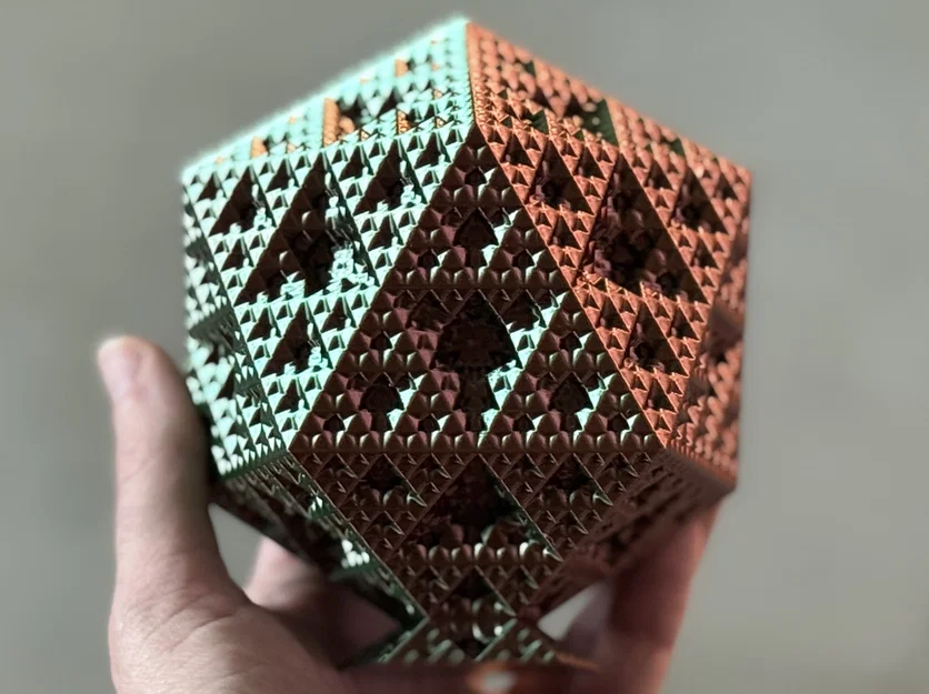 Tác phẩm điêu khắc Fractal Sierpiński Icosahedron - Bậc 4 (Kèm đế - Không cần support!) - Image 2