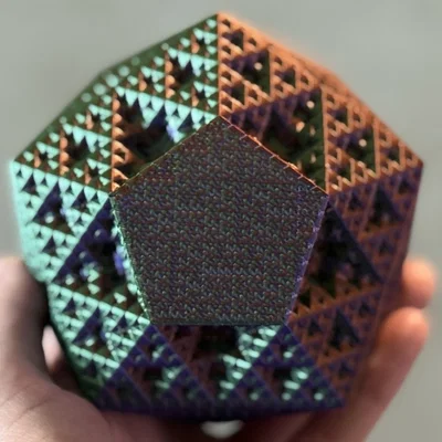 Tác phẩm điêu khắc Fractal Sierpiński Icosahedron - Bậc 4 (Kèm đế - Không cần support!)