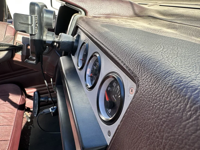 Đế gắn đồng hồ đo (gauge pod) thay thế khe gió trung tâm cho Nissan D21 táp-lô vuông - Image 4