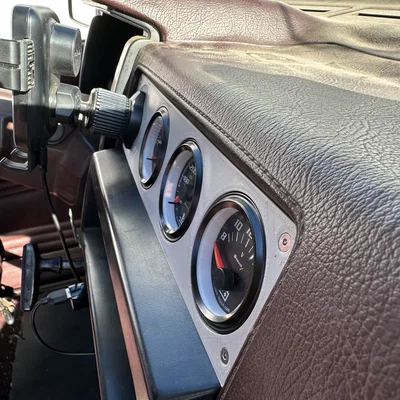 Đế gắn đồng hồ đo (gauge pod) thay thế khe gió trung tâm cho Nissan D21 táp-lô vuông