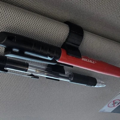 Kẹp cài bút và bút dạ trên tấm chắn nắng ô tô cực tiện lợi