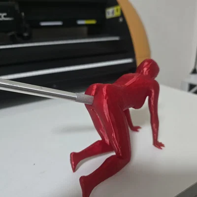 Giá đỡ bút in 3D hình nhân vật độc đáo cho bàn làm việc